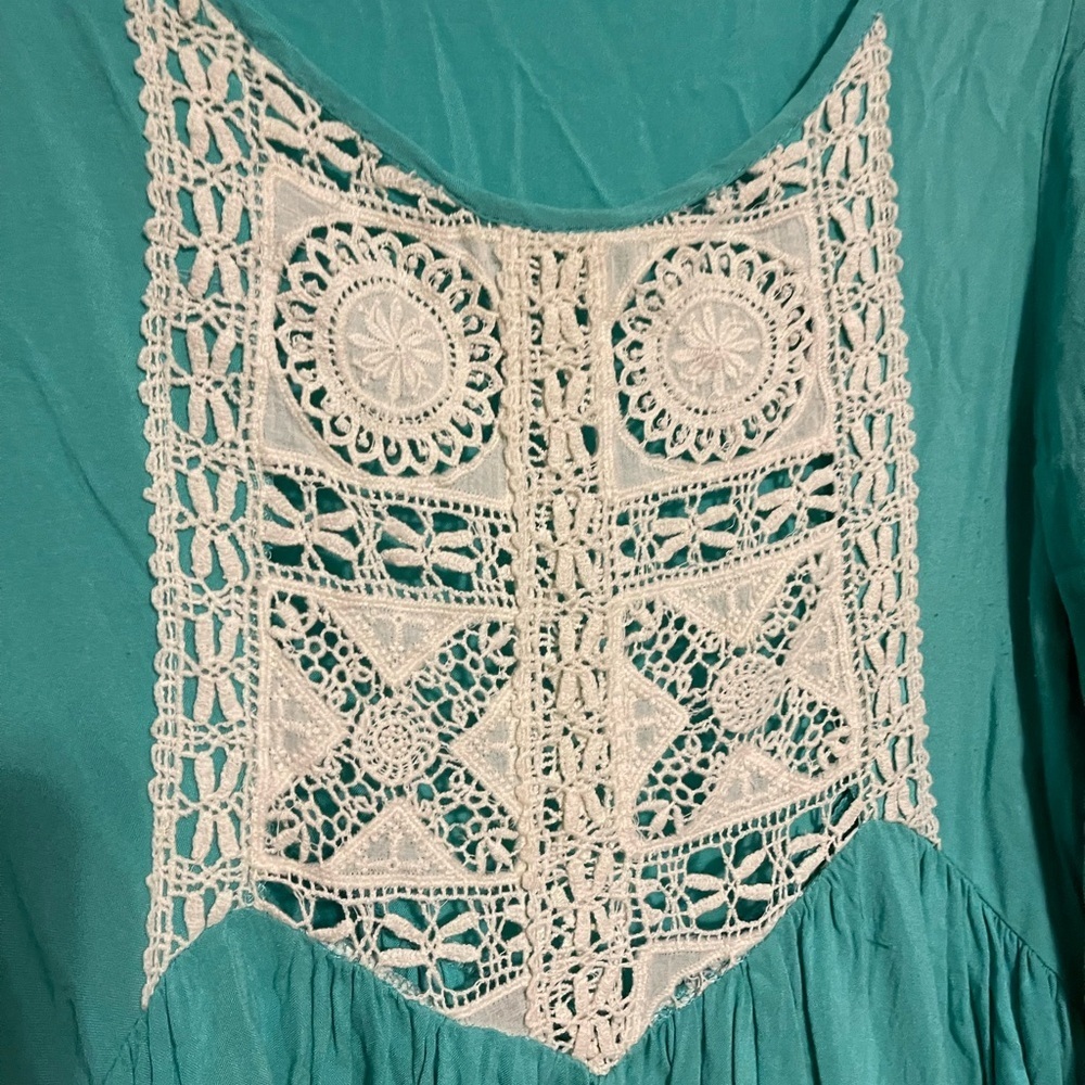 J&M Flutter Sleeve Tunic in Green with Ruffled Sleeve and Lace Embellishments - Picture 4 of 6